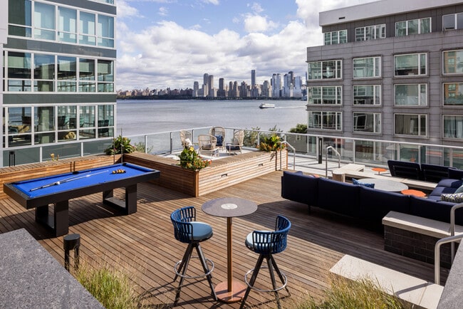 RiverHouse 9 at Port Imperial