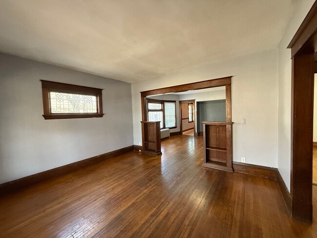 Photo - 950 Arkwright St N