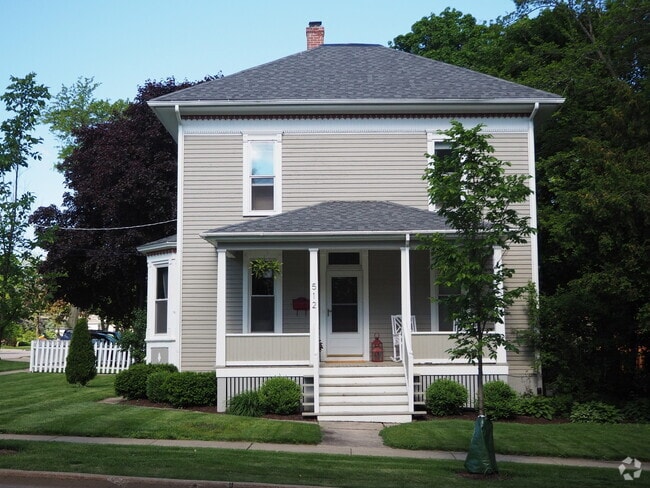 Building Photo - 104 Coolidge Ave Unit 2 Rental