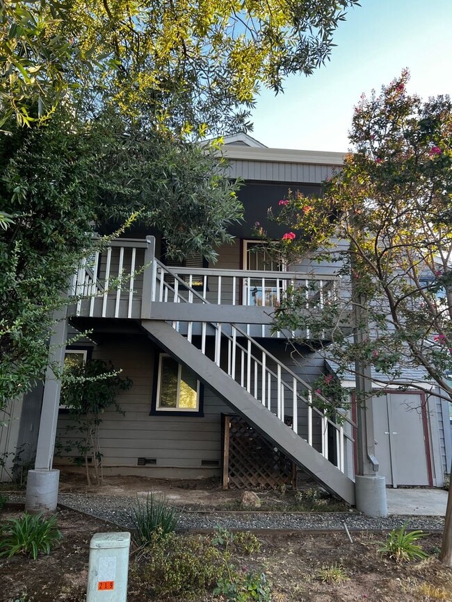 Building Photo - Jackson Townhome