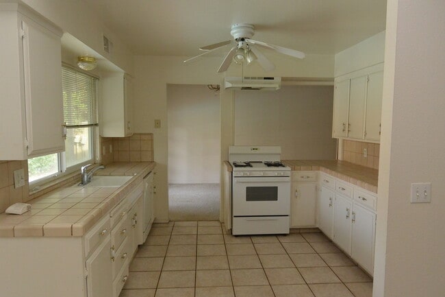 1809 S Julieann Ct