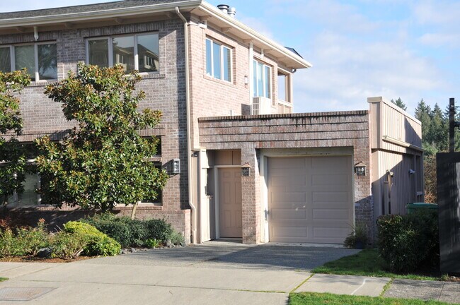 Driveway, shared garage for storage - 5040 Ivanhoe Pl NE
