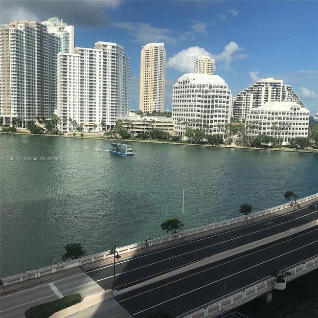 Building Photo - 801 Brickell Bay Dr Unit 871