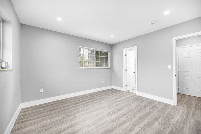 Photo - 643 NE 149th St