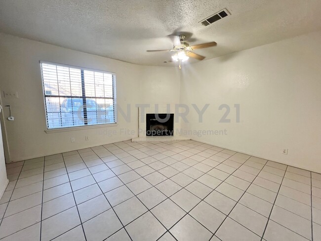 Photo - Great 2-Story 2/2.5 Condo Close to UNT For Rent!
