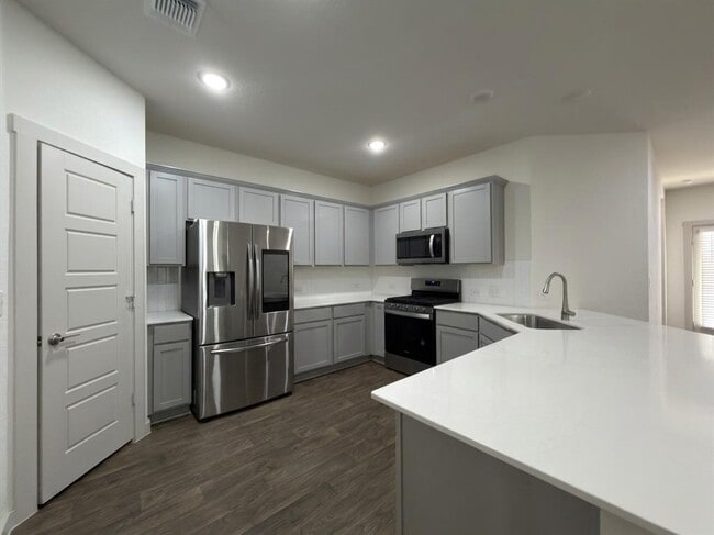 Building Photo - 3001 Egan Dr