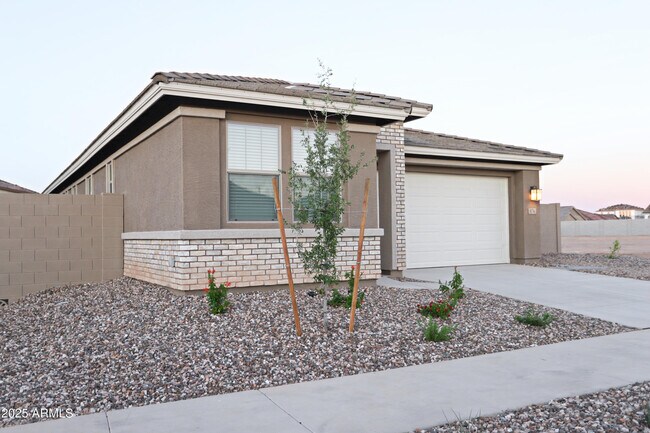 Photo - 976 W Finch Dr