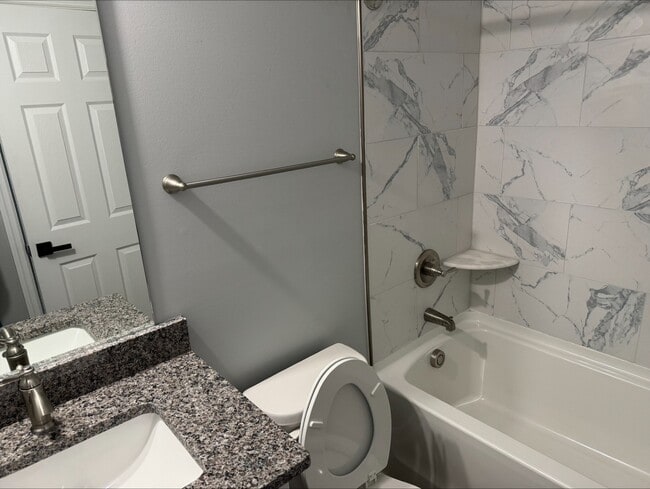 ¡Baños completamente nuevos y limpios! - 209 W Ann St