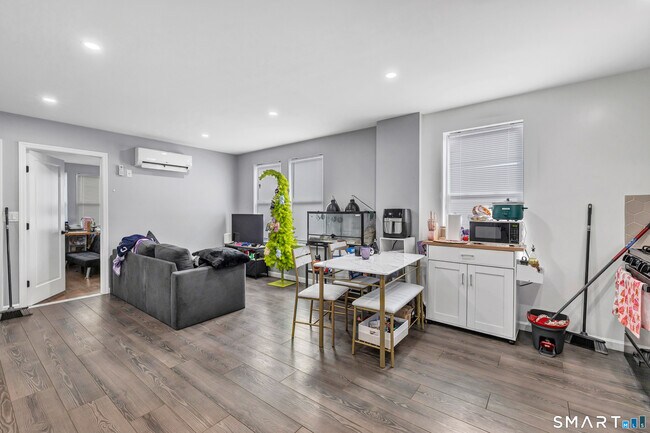 Photo - 1472 Baldwin St Unit 3