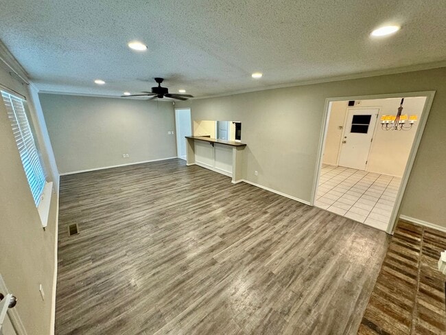 Photo - 3 bed 2 bath house with garage