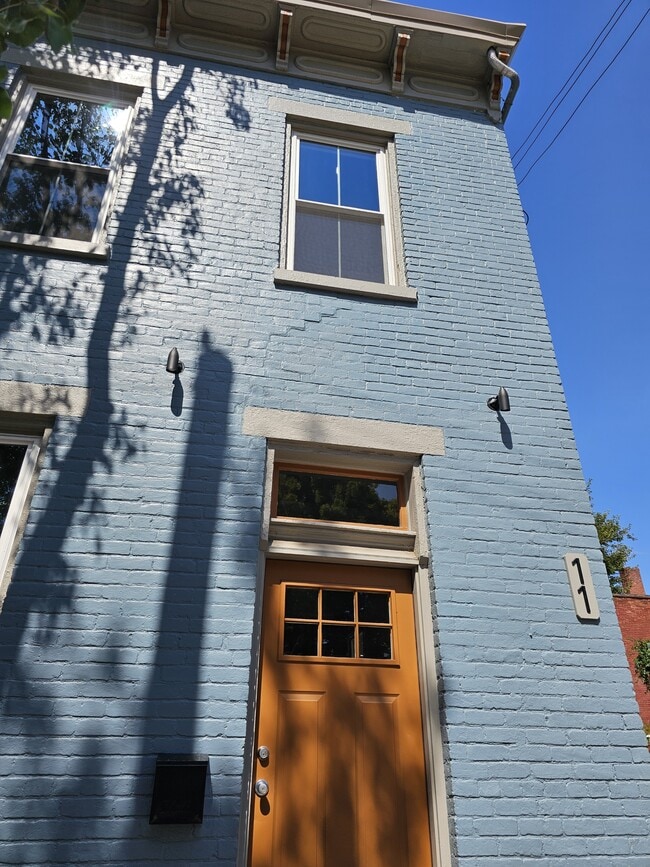 Building Photo - 11 W 10th St Rental