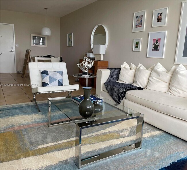 Building Photo - 7441 Wayne Ave Unit 4K