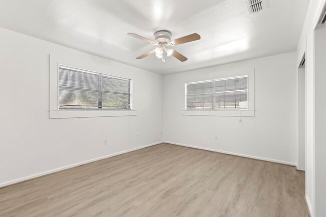 Photo - 1418 E Cres Dr