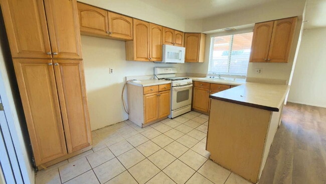 Photo - "Spacious 4-Bedroom Oasis in Phoenix with 2 Full Baths - 1,670 Sq Ft of Comfort!"