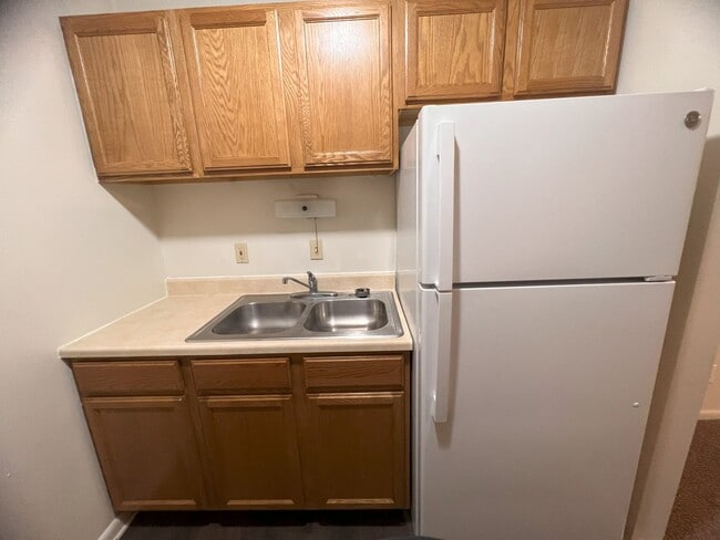 Building Photo - 1 Bedroom 1 Bath Balcony Apartment Available Unit 1819-A5