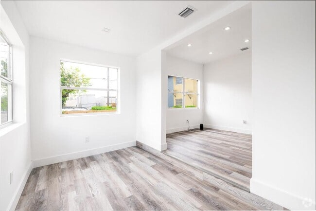 Building Photo - 2135 SW 4th St Rental