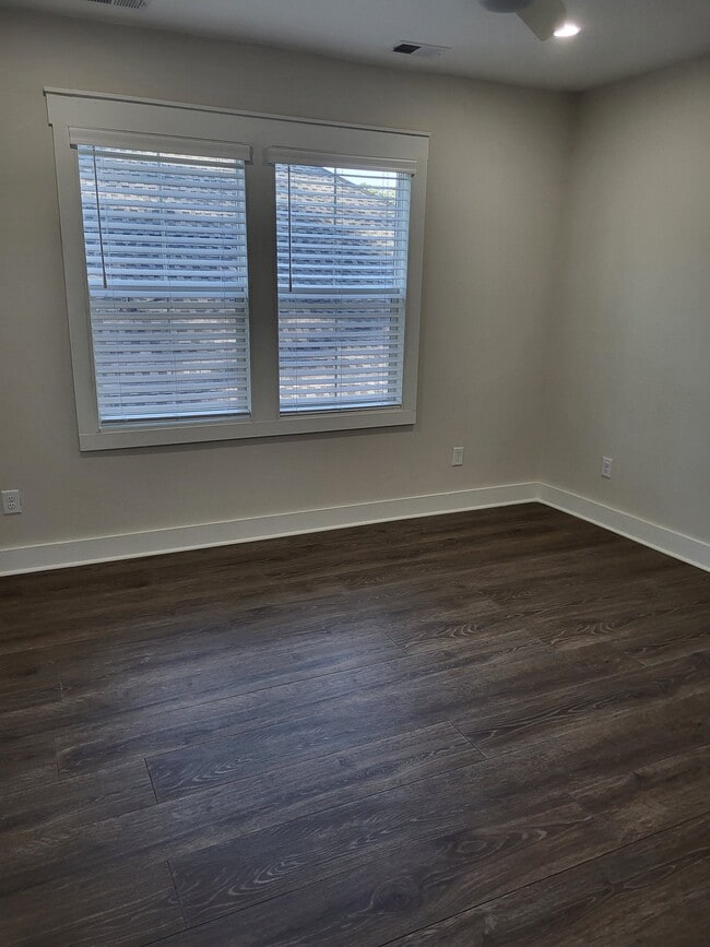 Building Photo - 386 Bumble Cir