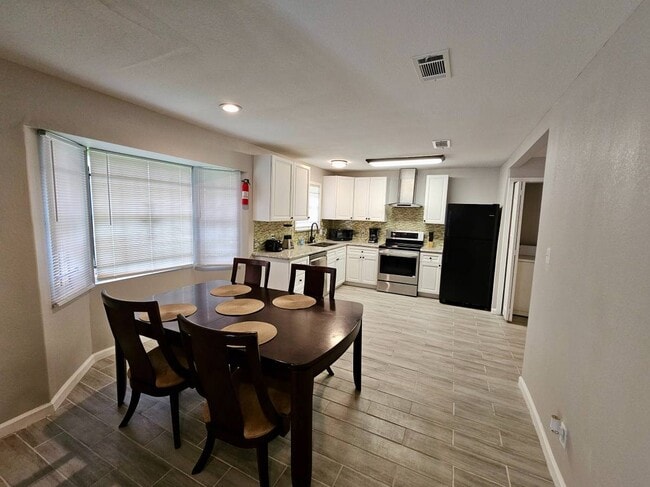 Photo - 5840 Oleander St