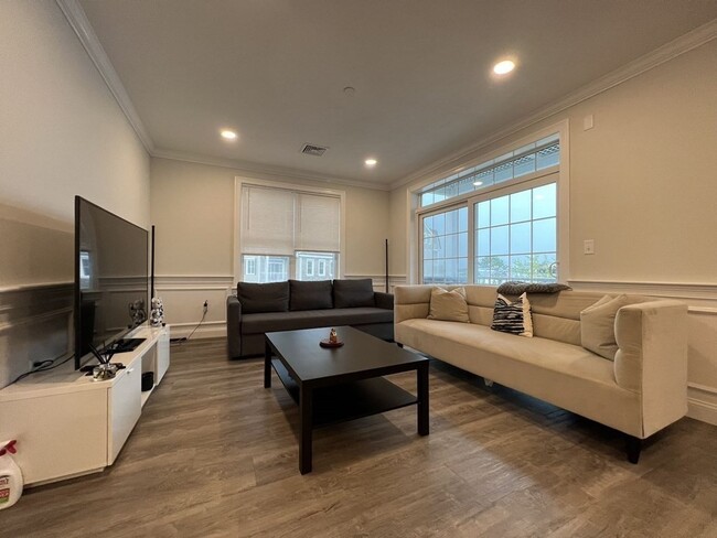 Photo - 320 Middlesex Ave Unidad B201 Rental