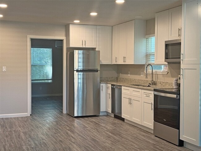 Building Photo - 60 Acorn Ln Dr