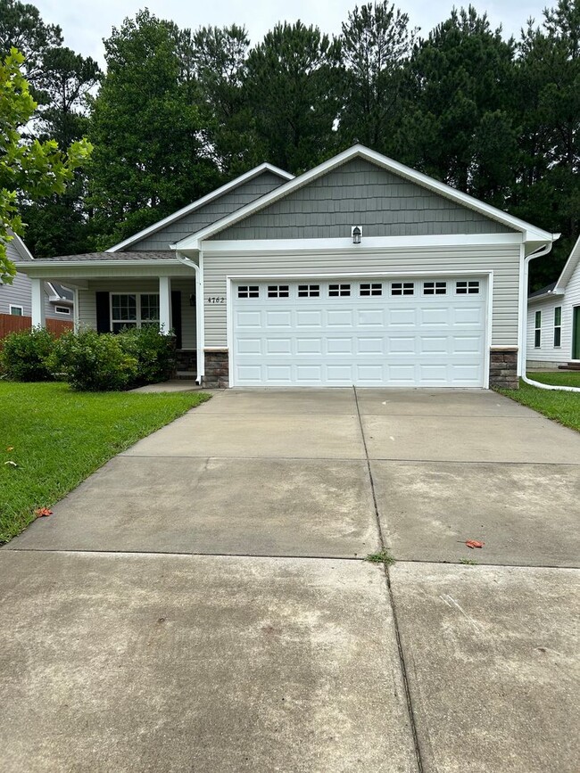 Building Photo - 3 Bedroom 2 Bath