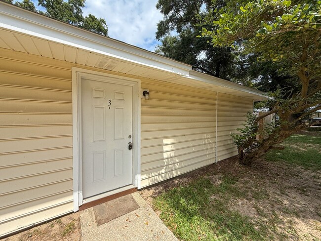 Building Photo - 2 Bedroom 1 Bath Unit for Rent - Water, Tr... Rental