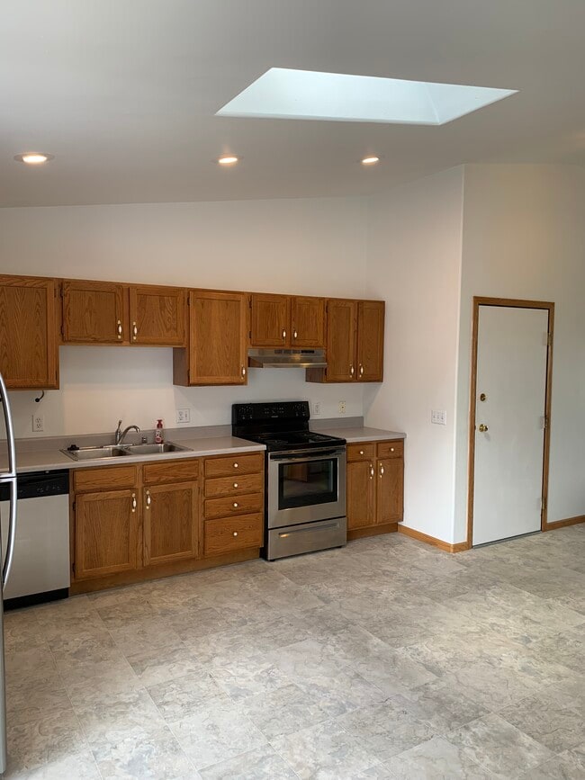 Building Photo - 1745 Embassy West Dr Unit 3