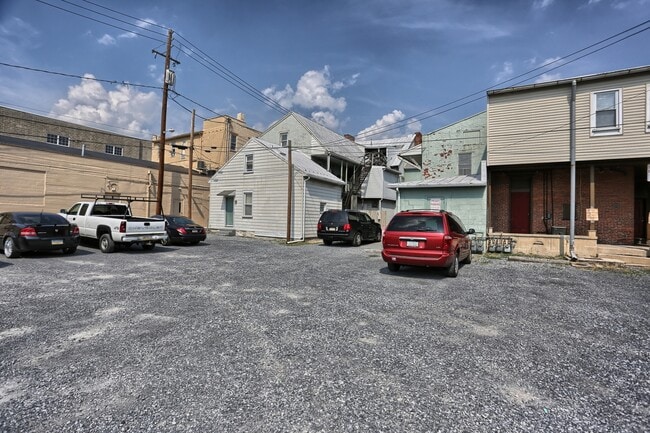 Building Photo - 124-126 N Hanover St Unit 124 N Hanover Street, Apt B