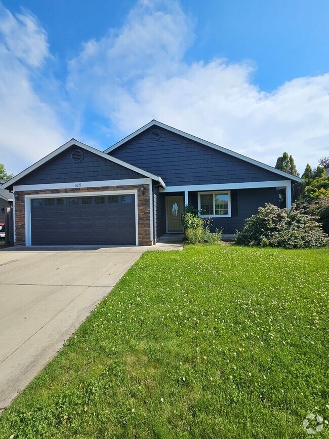 Building Photo - Beautiful Home near Schools and a Large Park!