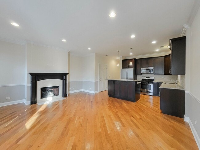 Building Photo - 3230 N Kenmore Ave Unit 3