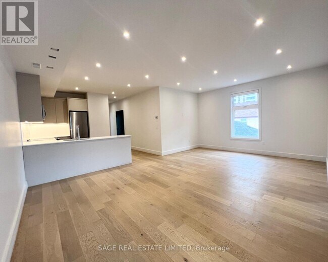 Photo - 909 Castlefield Ave Unit 2