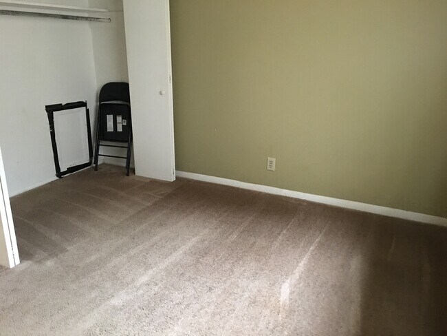 Photo - 2 Bedroom Condo 4 Blocks from UTK Campus! Unidad FPB103 BR1 (right larger bedroom) (HOLJ)