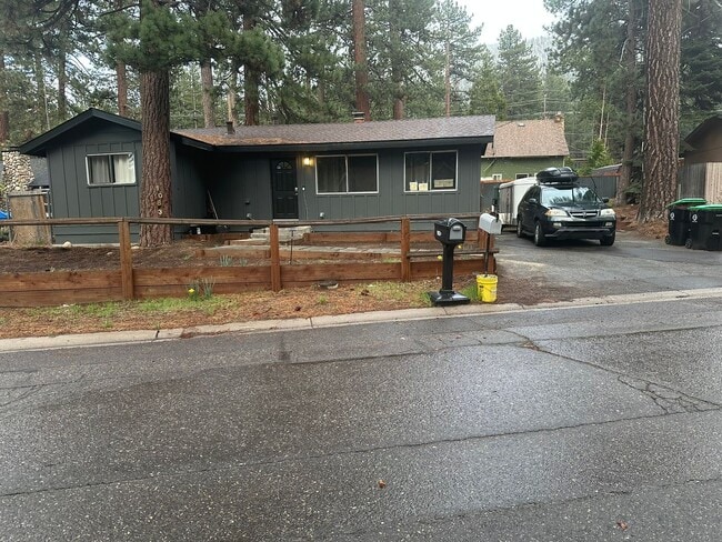 Photo - Lovely newly renovated 3Bd home available for a seasonal lease (3-6 months)! Call today to inquire!