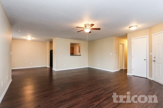 Photo - 10549 Kensil St