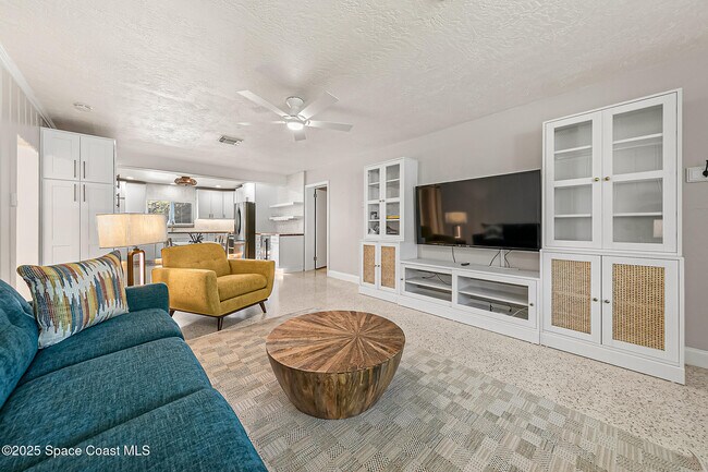 Photo - 285 Le Jeune Dr