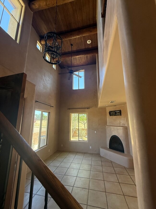 Spacious high ceilings and diamond plaster walls - 24 Emory Pass