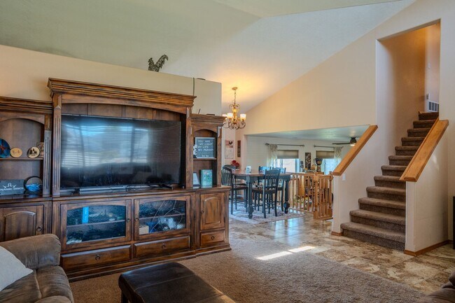 Photo - Spacious Tri-Level Home in Post Falls Near The Links Golf Course