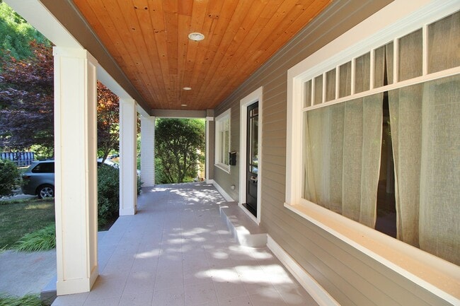 Photo - 2443 NE 10th Ave