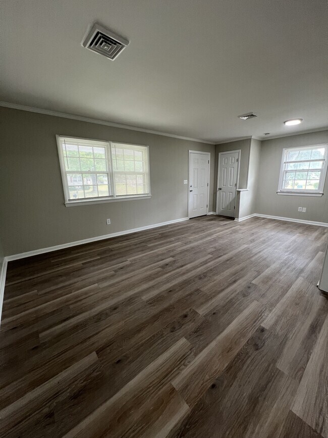 Photo - 504 Robinson St