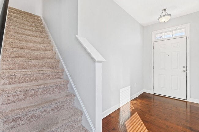 Photo - Bright & Spacious End-Unit Townhome in Flo...