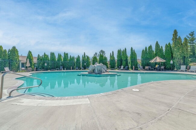 Building Photo - Fabulous Downstairs Condo at Silver Creek!