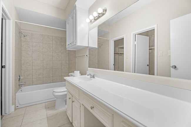 Photo - 304 E Adoue St