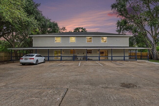 Building Photo - 2119 Barr St Unit D