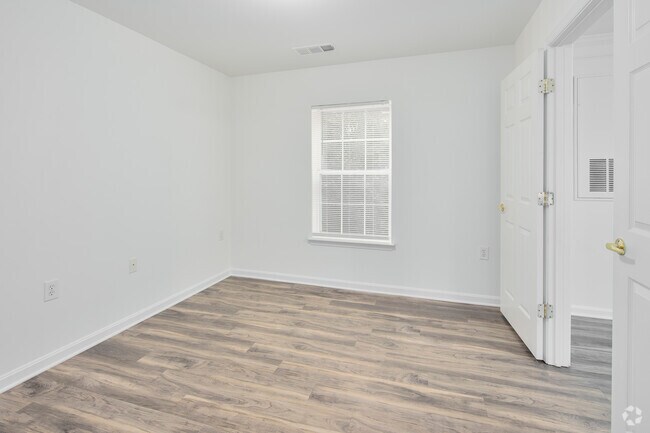 2BR, 1BA - 872SF - Bedroom