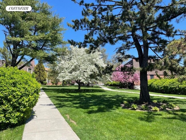 Photo - 70-25A Park Dr E