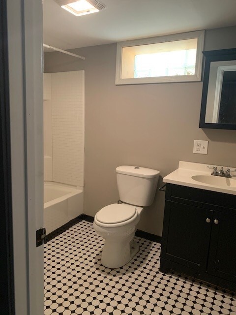 Photo - 737 W 44th St