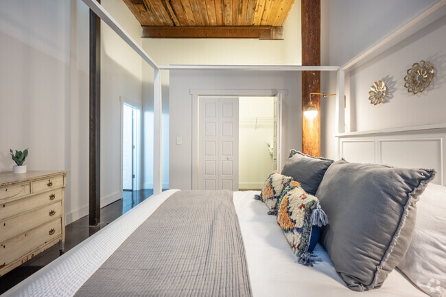 2BR, 2BA - 1689SF