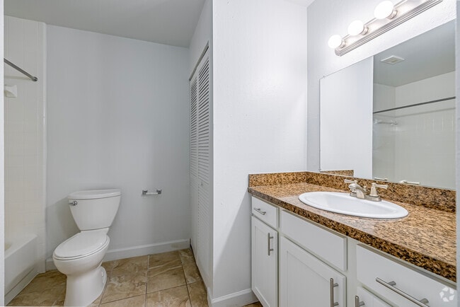 2BR, 1BA - 981SF - Bathroom