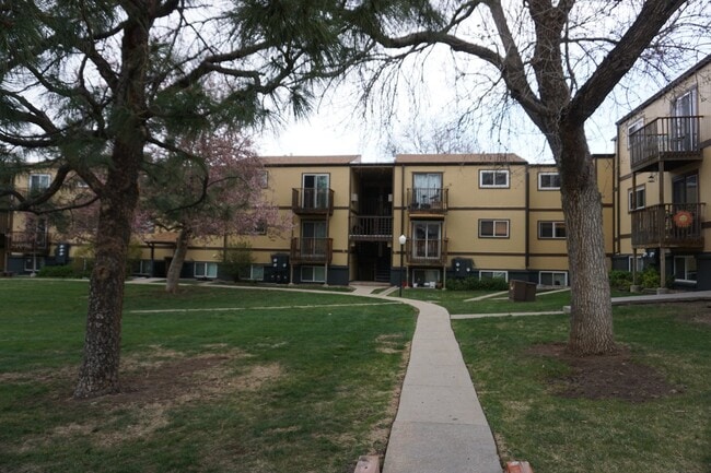 Building Photo - 2 bedroom condo in Golden, Convenient Location! Unit R4