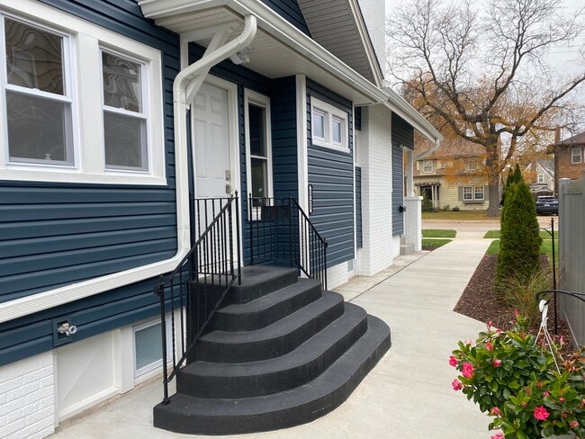 Main Entrance - 1719 Post Ave Unit Upper